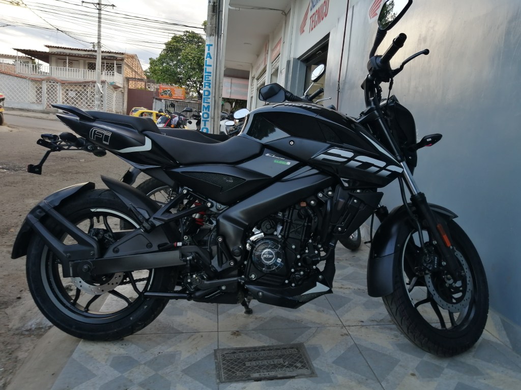 Motocicleta Bajaj Pulsar NS200 para guías de mantenimiento y compatibilidad